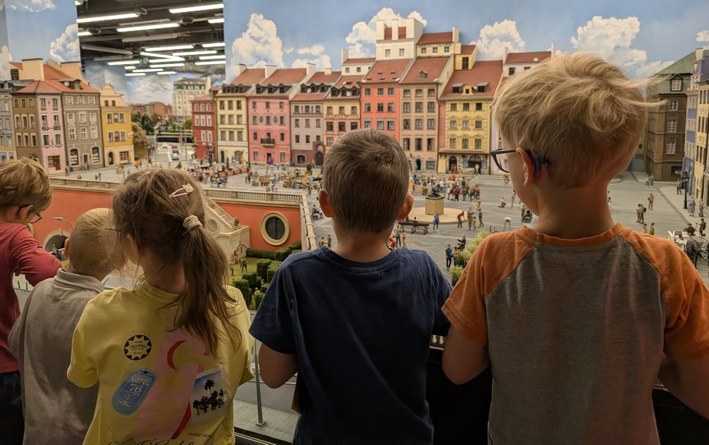 Dzieci z grupy Motylki podczas wycieczki do Kolejkowo