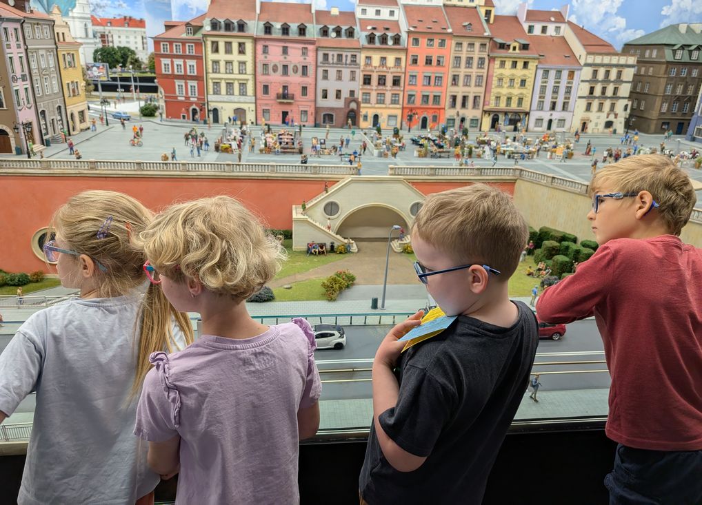 Dzieci z grupy Motylki podczas wycieczki do Kolejkowo