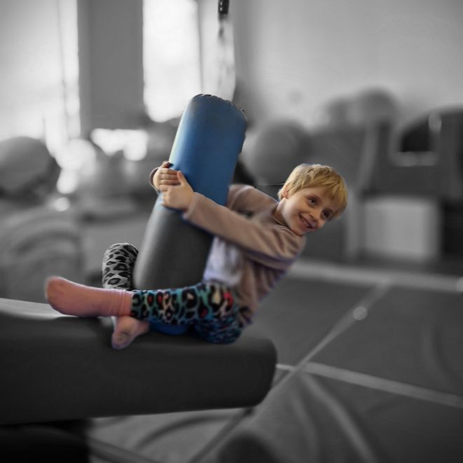 Sala terapeutyczna do integracji sensorycznej wyposażona w specjalistyczny sprzęt