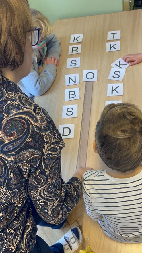 Dzieci z grupy Mrówki czytają sylaby