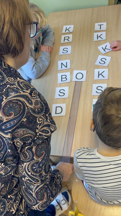 Dzieci z grupy Mrówki czytają sylaby