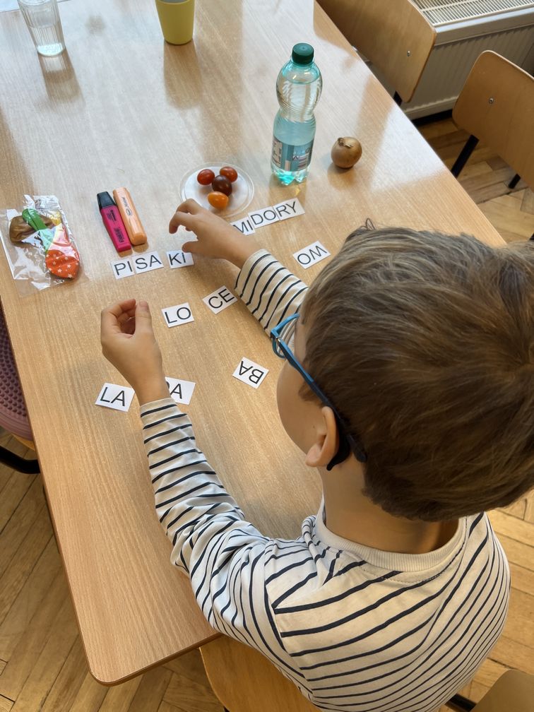 Dzieci z grupy Mrówki czytają sylaby