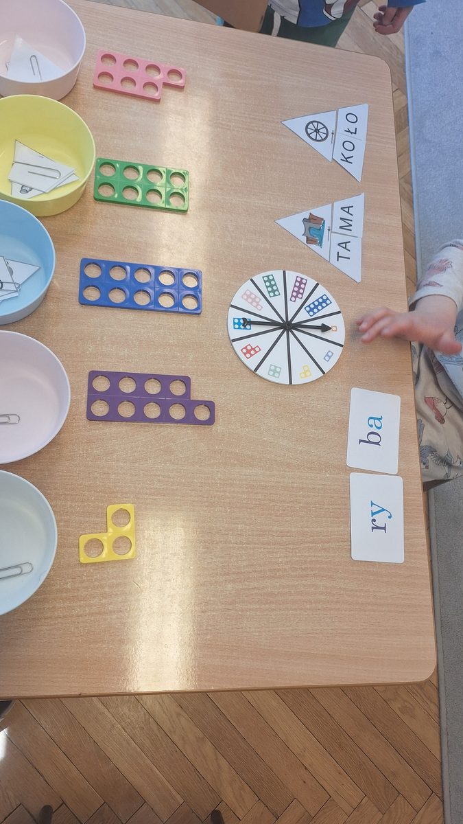 Dzieci z grupy Mrówki podczas zajęć z czytania