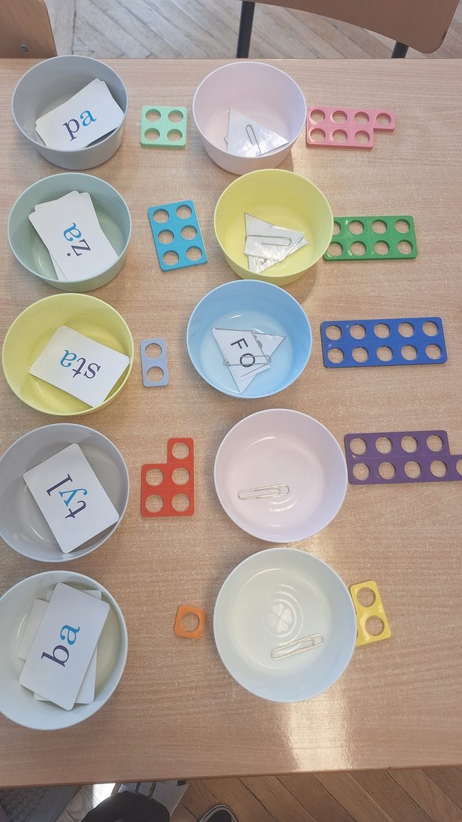 Dzieci z grupy Mrówki podczas zajęć z czytania