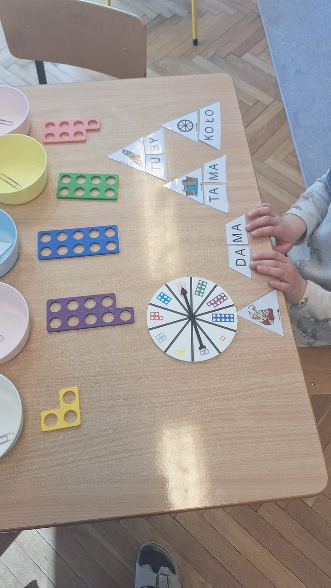 Dzieci z grupy Mrówki podczas zajęć z czytania