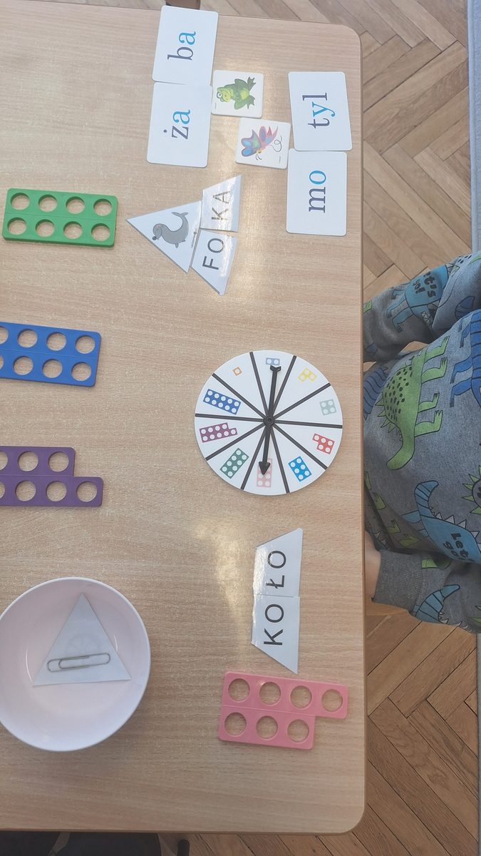 Dzieci z grupy Mrówki podczas zajęć z czytania