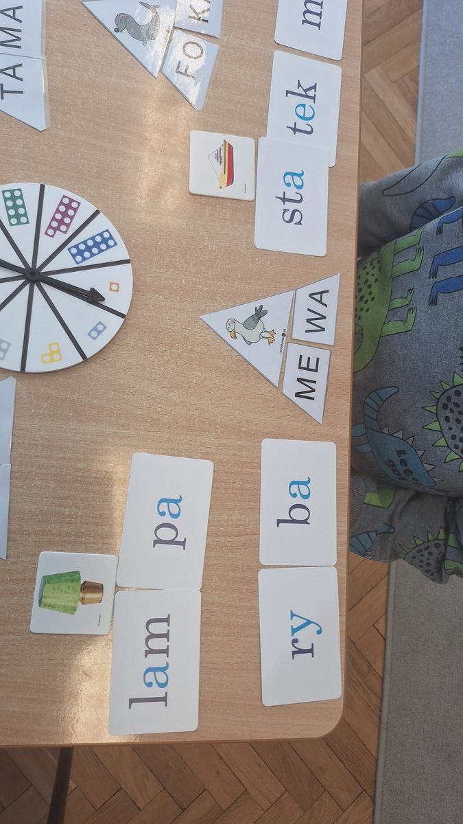 Dzieci z grupy Mrówki podczas zajęć z czytania