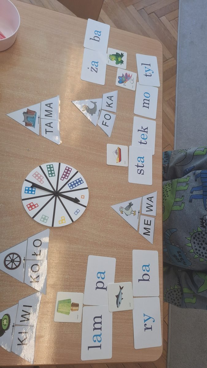 Dzieci z grupy Mrówki podczas zajęć z czytania