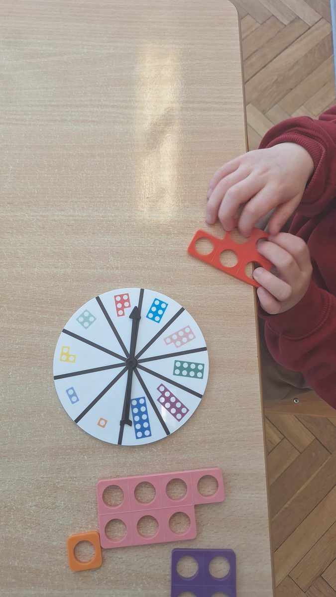 Dzieci z grupy Mrówki podczas zajęć z czytania