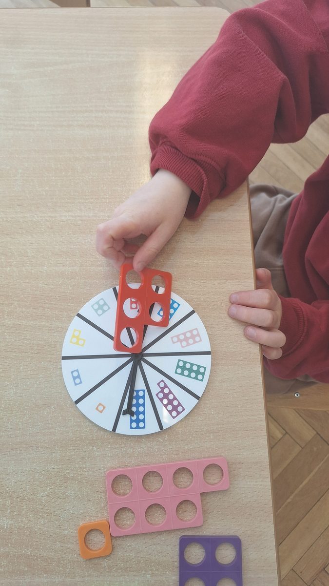 Dzieci z grupy Mrówki podczas zajęć z czytania