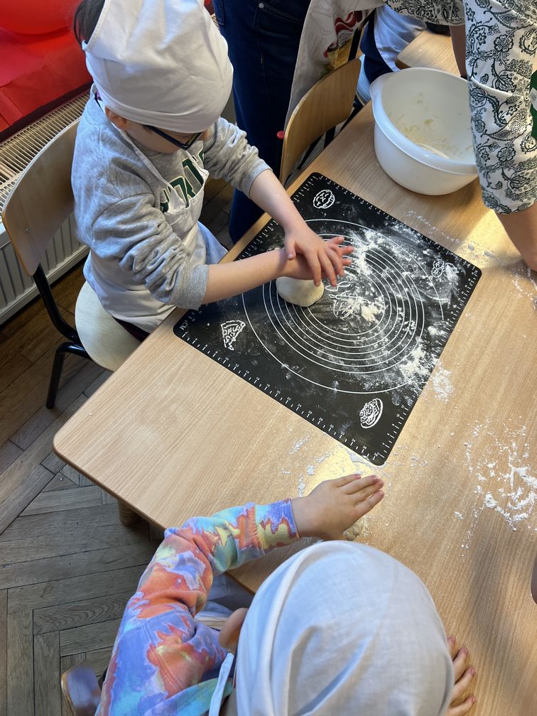 Dzieci z grupy Mrówki podczas dnia pizzy