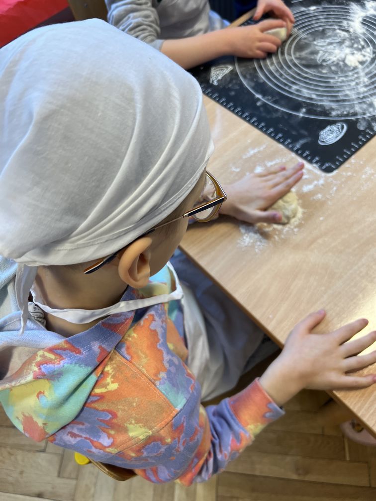 Dzieci z grupy Mrówki podczas dnia pizzy