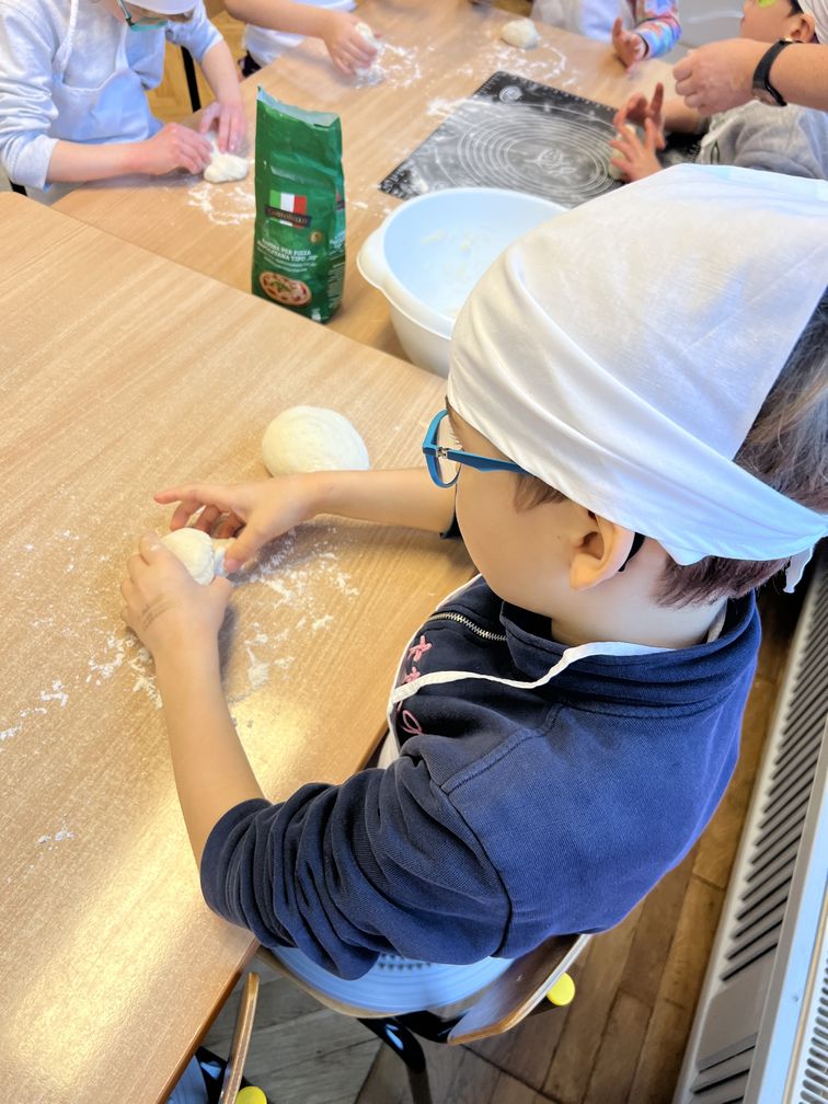 Dzieci z grupy Mrówki podczas dnia pizzy