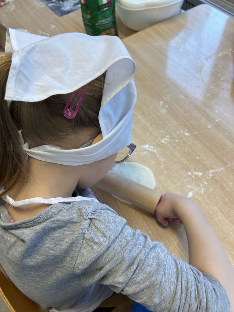 Dzieci z grupy Mrówki podczas dnia pizzy