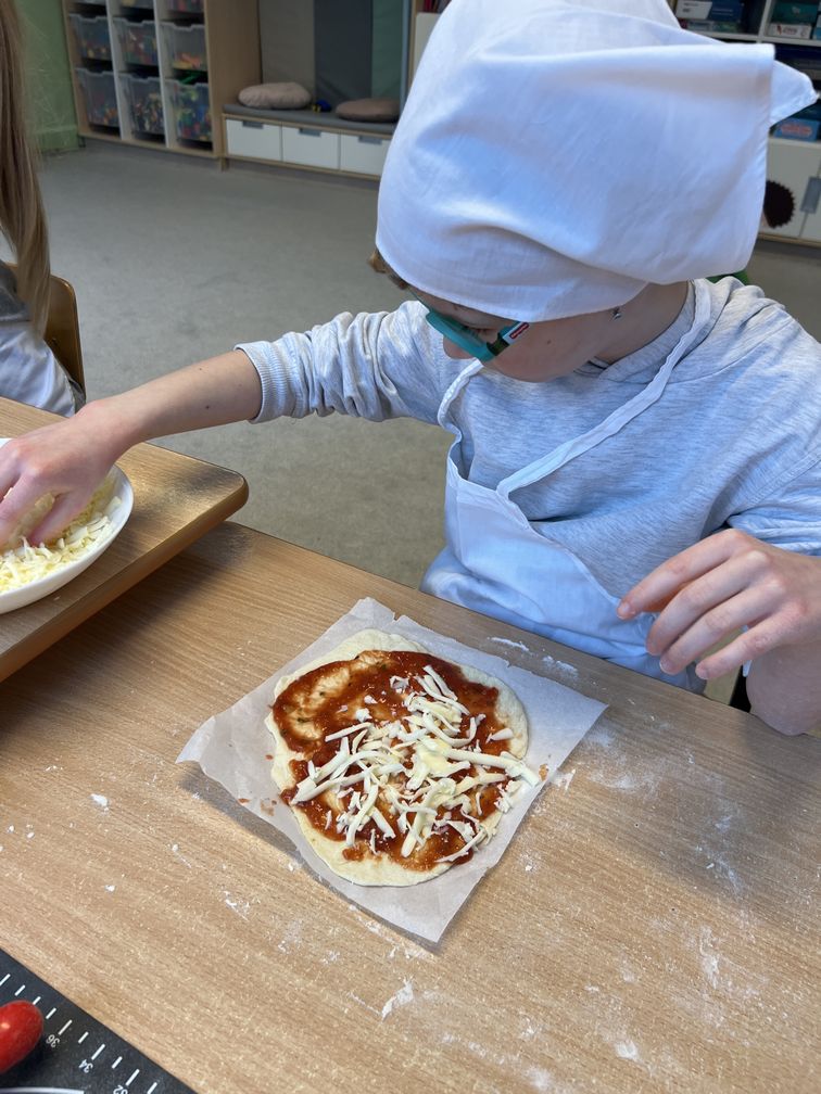 Dzieci z grupy Mrówki podczas dnia pizzy