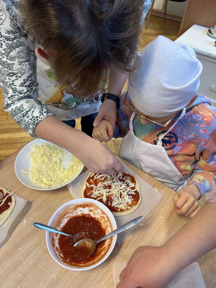 Dzieci z grupy Mrówki podczas dnia pizzy
