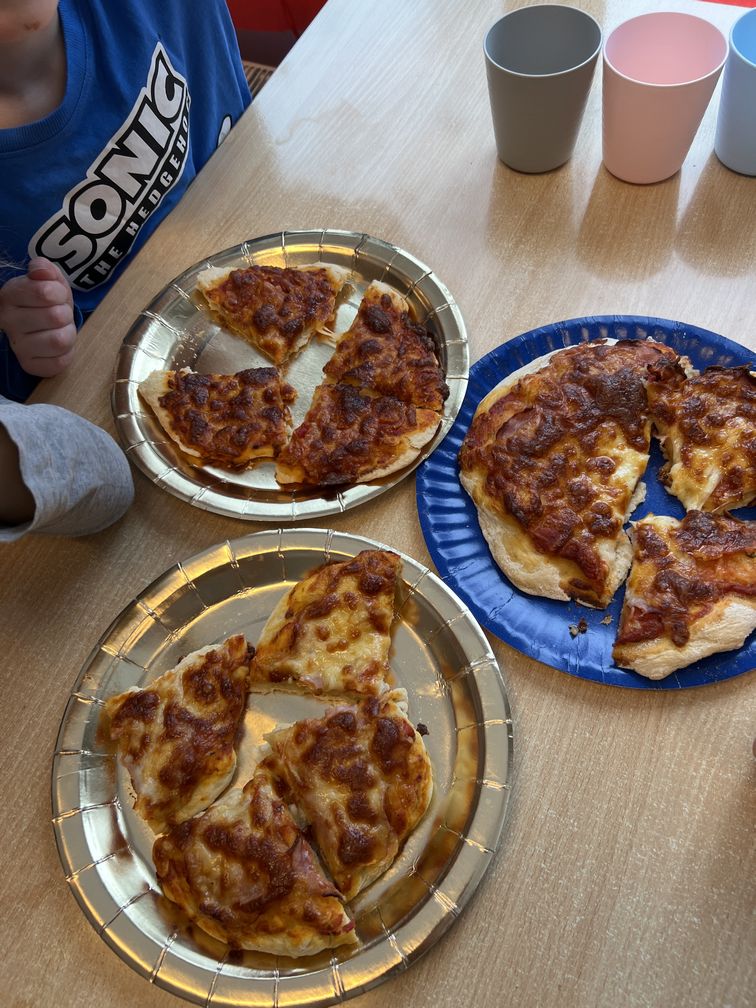 Dzieci z grupy Mrówki podczas dnia pizzy