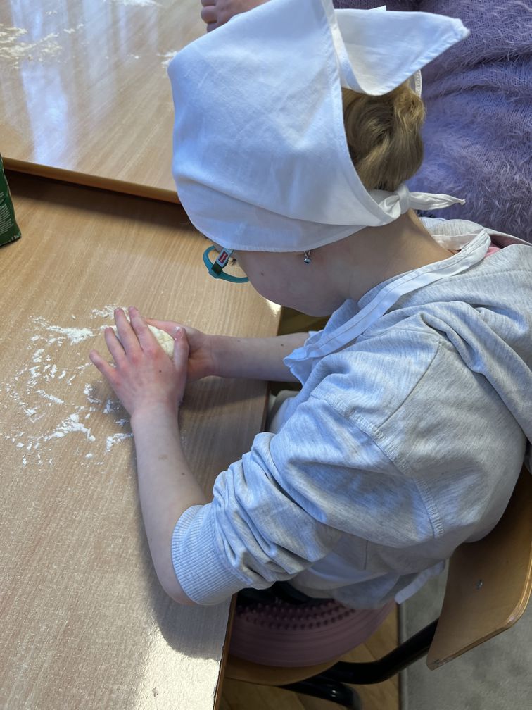 Dzieci z grupy Mrówki podczas dnia pizzy