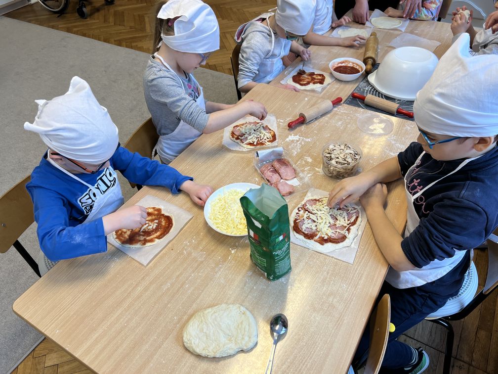 Dzieci z grupy Mrówki podczas dnia pizzy