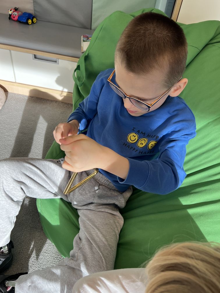 Dzieci z grupy Mrówki poznają instrumenty muzyczne