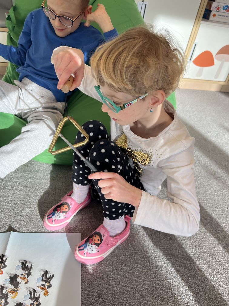 Dzieci z grupy Mrówki poznają instrumenty muzyczne