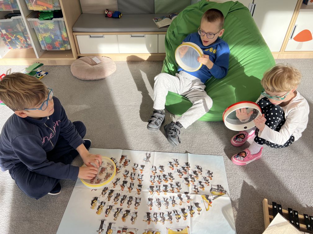 Dzieci z grupy Mrówki poznają instrumenty muzyczne