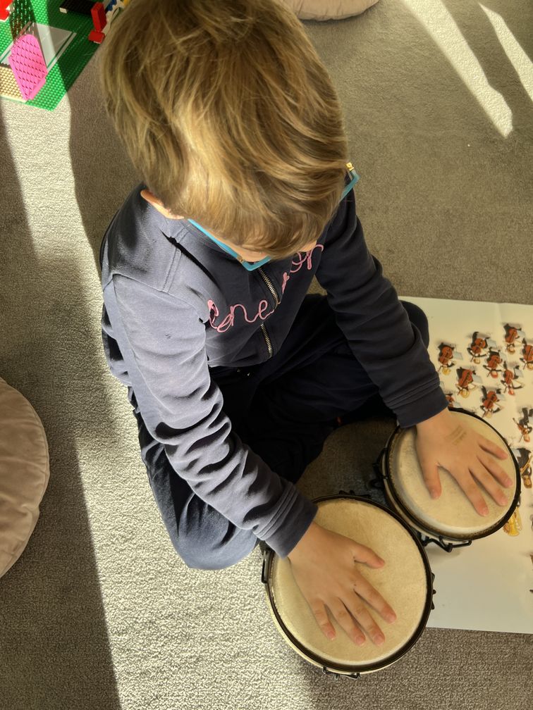 Dzieci z grupy Mrówki poznają instrumenty muzyczne