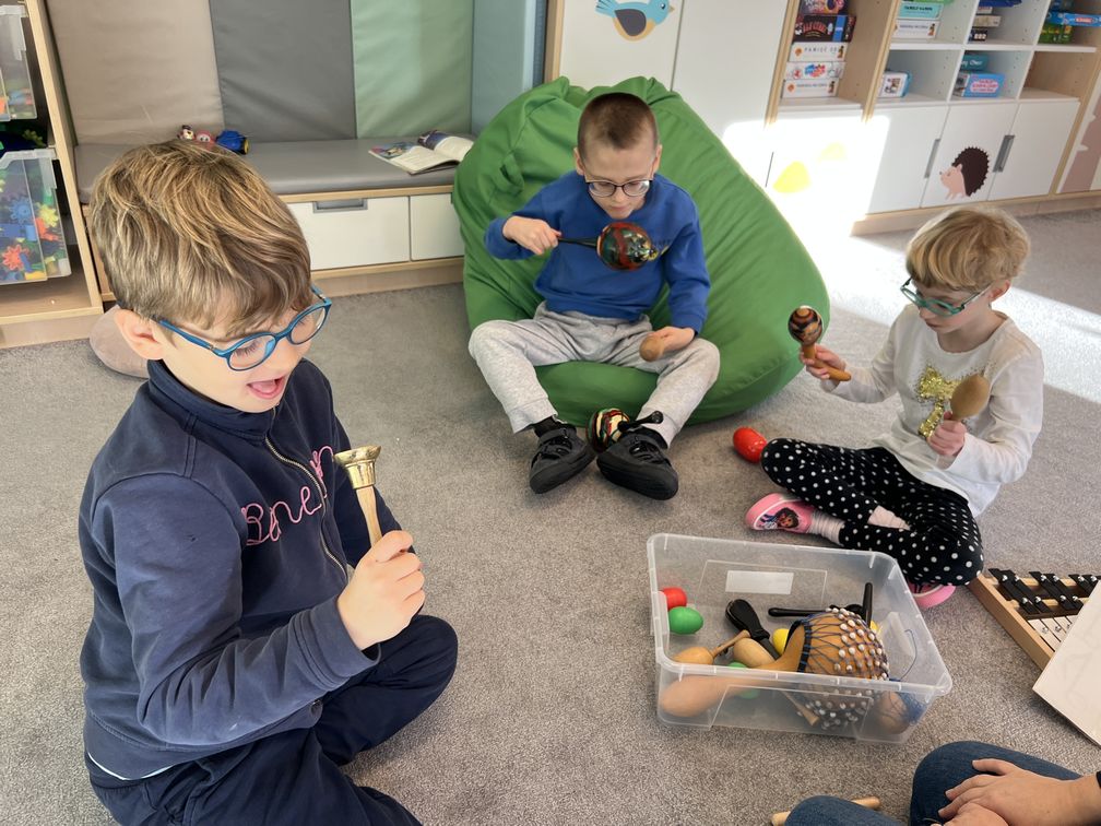 Dzieci z grupy Mrówki poznają instrumenty muzyczne