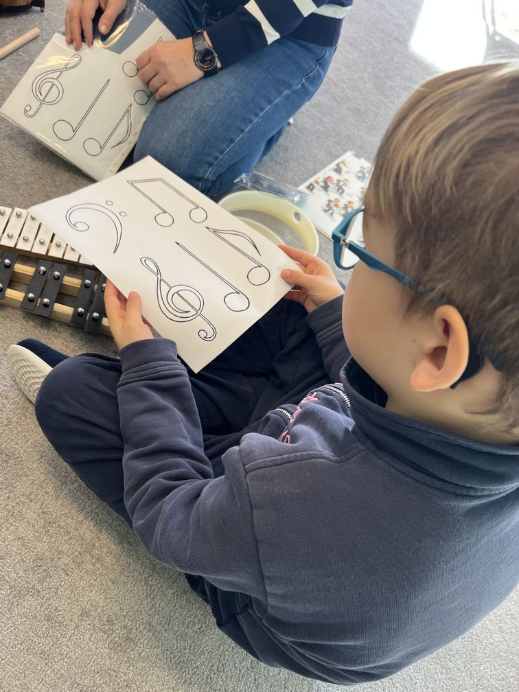 Dzieci z grupy Mrówki poznają instrumenty muzyczne