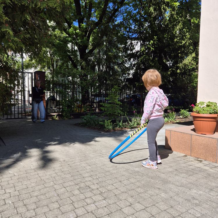 Dziecko podczas ćwiczeń orientacji przestrzennej - trening samodzielnego poruszania się