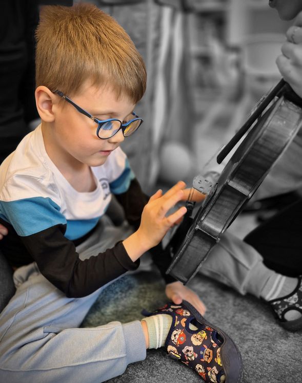 Skrzypaczka gra na skrzypcach dla przedszkolaków - występ muzyczny