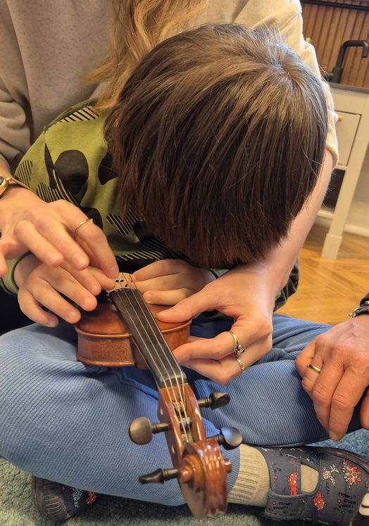 Muzyczny pokaz na skrzypcach w przedszkolu - artystka gra dla dzieci