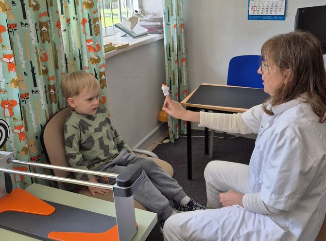 Dziecko podczas ćwiczeń ortoptycznych z wykorzystaniem specjalistycznego sprzętu