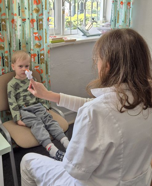 Praca dziecka z ortoptystką podczas terapii wzroku